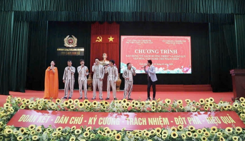 Giao lưu văn nghệ, trao tặng sách xây dựng “Tủ sách hướng thiện” -0