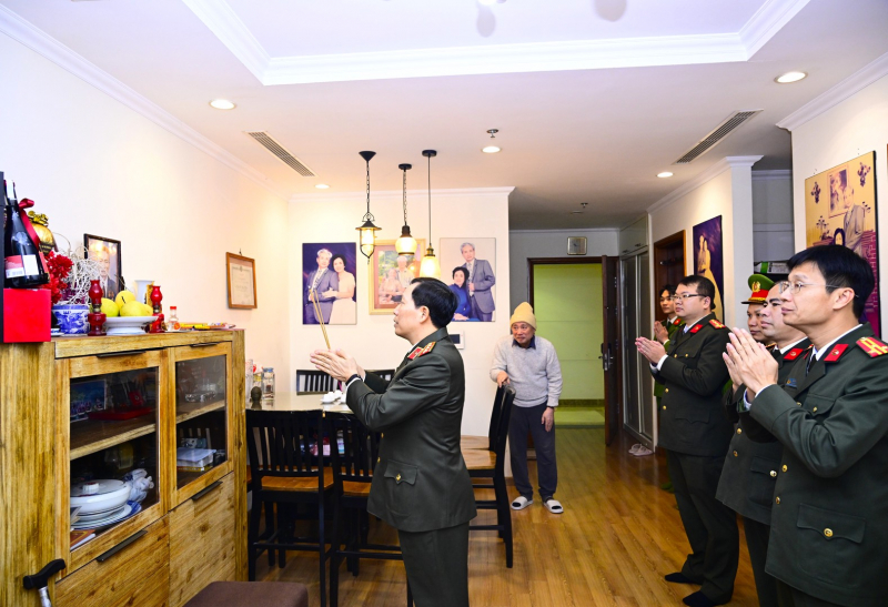 Thứ trưởng Lê Văn Tuyến và đoàn công tác tri ân, tưởng nhớ các đồng chí cố lãnh đạo Bộ Công an và chúc Tết gia đình -0