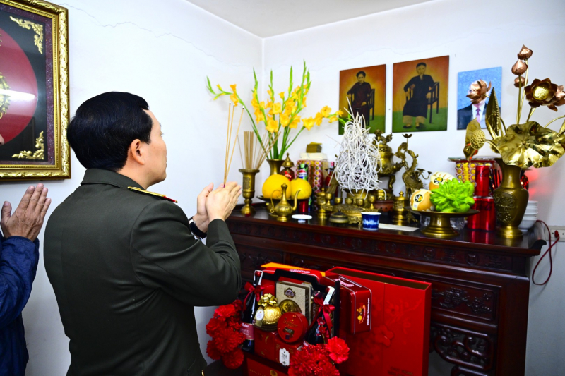 Thứ trưởng Lê Văn Tuyến và đoàn công tác tri ân, tưởng nhớ các đồng chí cố lãnh đạo Bộ Công an và chúc Tết gia đình -0