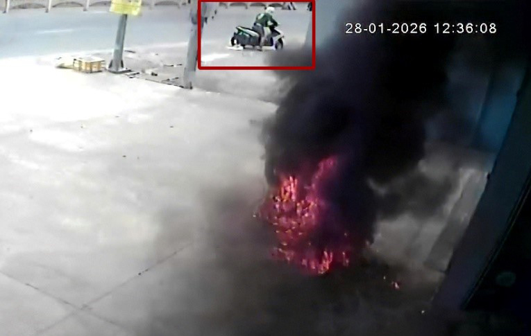 Bắt giam đối tượng ném bom xăng vào nhà dân -1