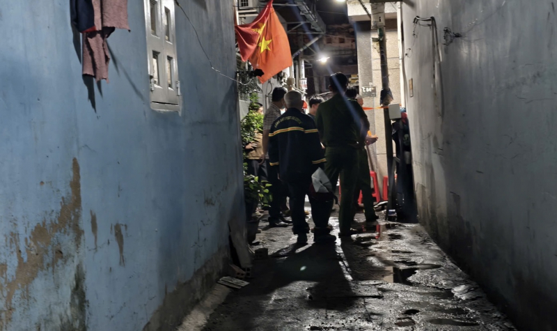Cháy nhà 2 tầng trong hẻm nhỏ lúc rạng sáng, 3 mẹ con tử vong -0