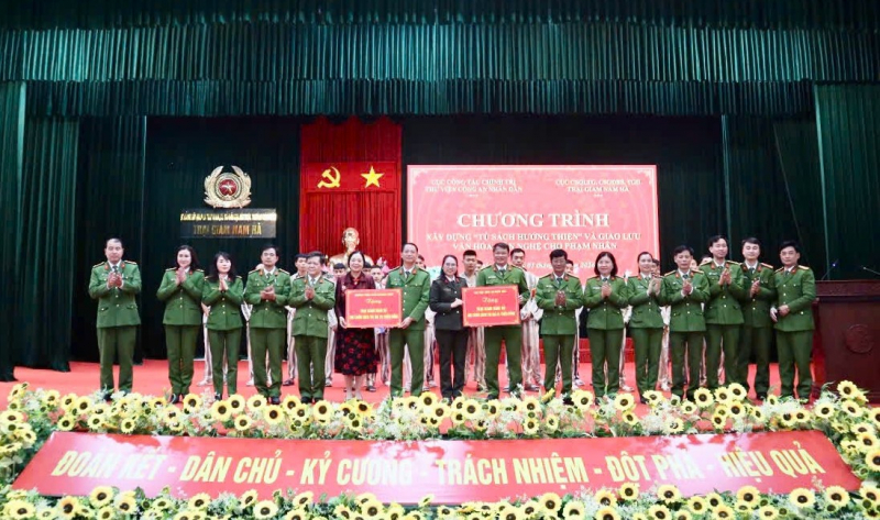 Giao lưu văn nghệ, trao tặng sách xây dựng “Tủ sách hướng thiện” -0