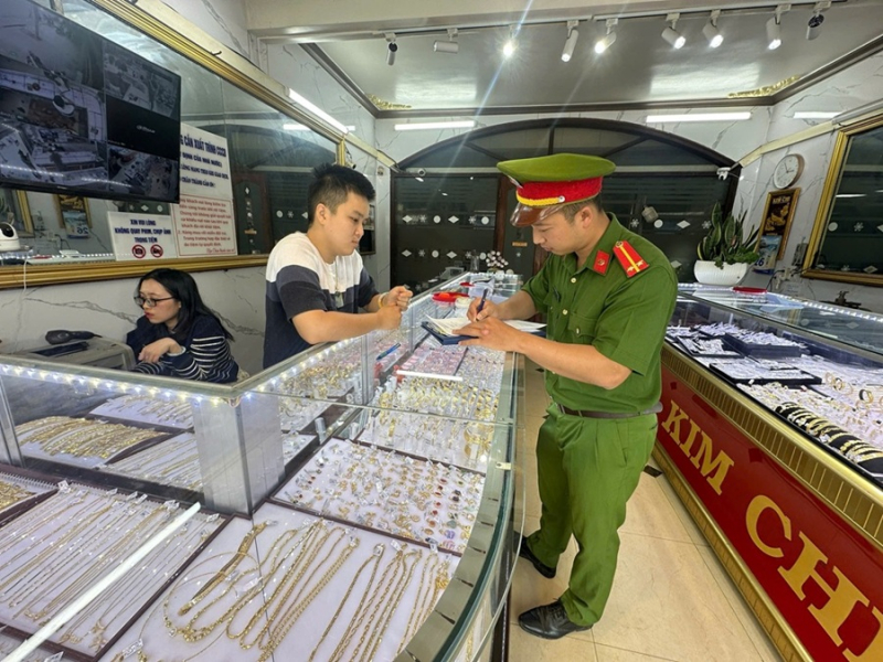 Lâm Đồng tăng cường cảnh báo, phòng ngừa cướp giật tại ngân hàng, tiệm vàng -0