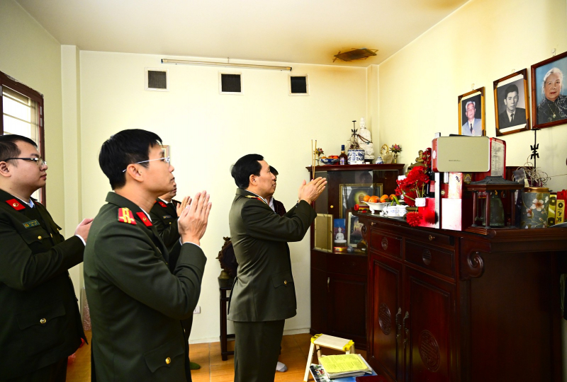 Thứ trưởng Lê Văn Tuyến và đoàn công tác tri ân, tưởng nhớ các đồng chí cố lãnh đạo Bộ Công an và chúc Tết gia đình -0