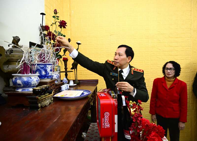 Thứ trưởng Lê Văn Tuyến và đoàn công tác tri ân, tưởng nhớ các đồng chí cố lãnh đạo Bộ Công an và chúc Tết gia đình -0