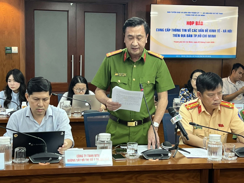 Gắn thiết bị truyền tin báo cháy miễn phí cho người dân trong hẻm nhỏ -0