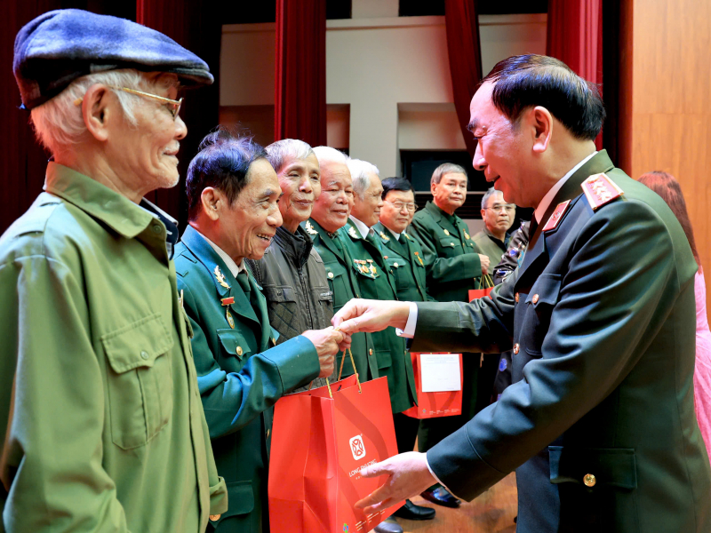 Đoàn ĐBQH tỉnh Bắc Ninh trao quà Tết cho các đối tượng chính sách - xã hội nhân dịp Tết nguyên đán -3