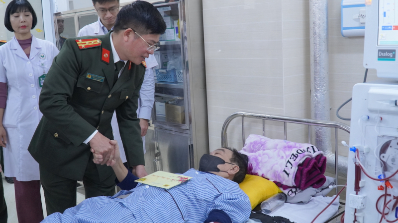 Cục Kế hoạch và tài chính trao yêu thương – sẻ chia đón Tết Bính Ngọ năm 2026 tới các bệnh nhân có hoàn cảnh khó khăn -1