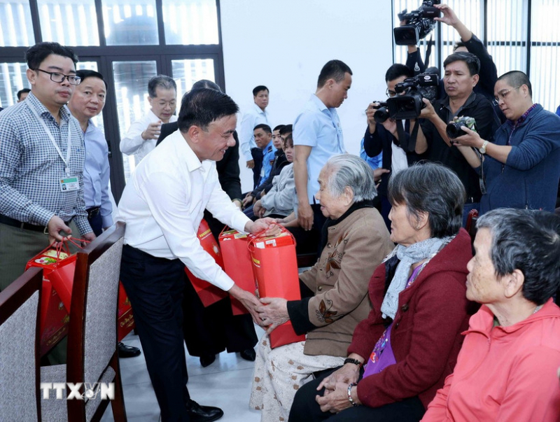 Thường trực Ban Bí thư Trần Cẩm Tú thăm, tặng quà Tết tại TP Đà Nẵng -0