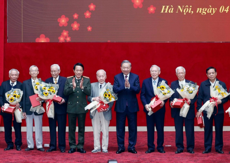 Party leader attends pre-Tet gathering with incumbent, former senior public security officers -0