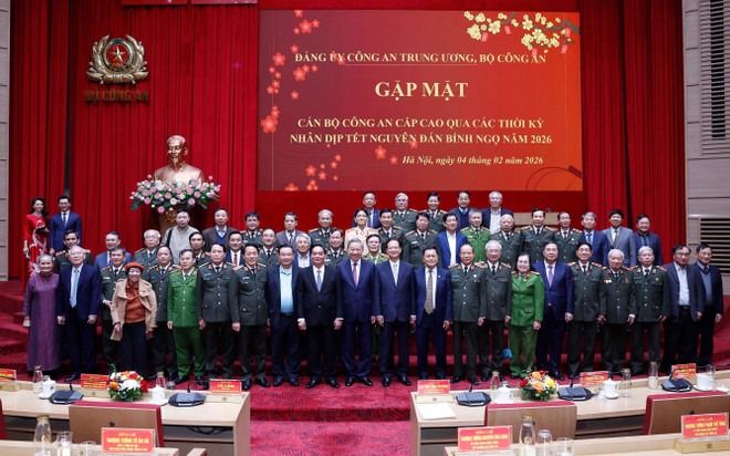 Party leader attends pre-Tet gathering with incumbent, former senior public security officers -1