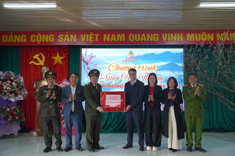 Ngọn lửa sưởi ấm niềm tin gắn với bó với nhân dân -0