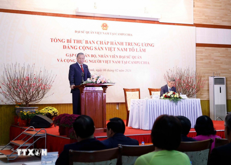 Tổng Bí thư Tô Lâm gặp cán bộ Đại sứ quán và cộng đồng người Việt ở Campuchia -0