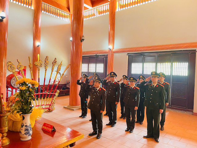 Ngọn lửa sưởi ấm niềm tin gắn với bó với nhân dân -0