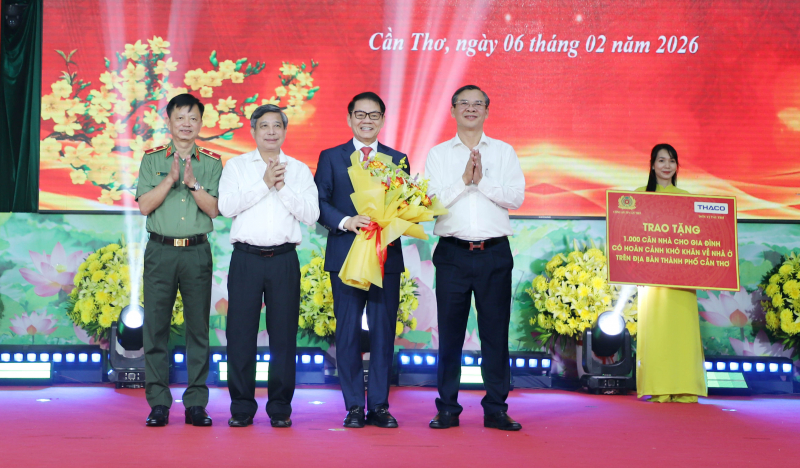 Công an TP Cần Thơ vận động, trao tặng 1.000 căn nhà cho các gia đình khó khăn -0