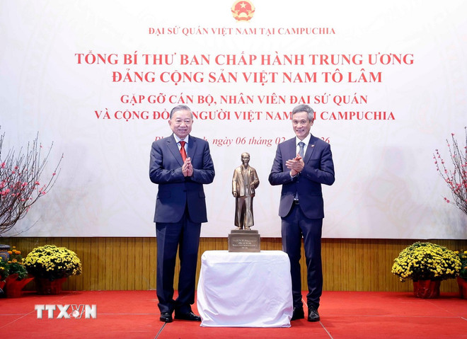 Tổng Bí thư Tô Lâm gặp cán bộ Đại sứ quán và cộng đồng người Việt ở Campuchia -0