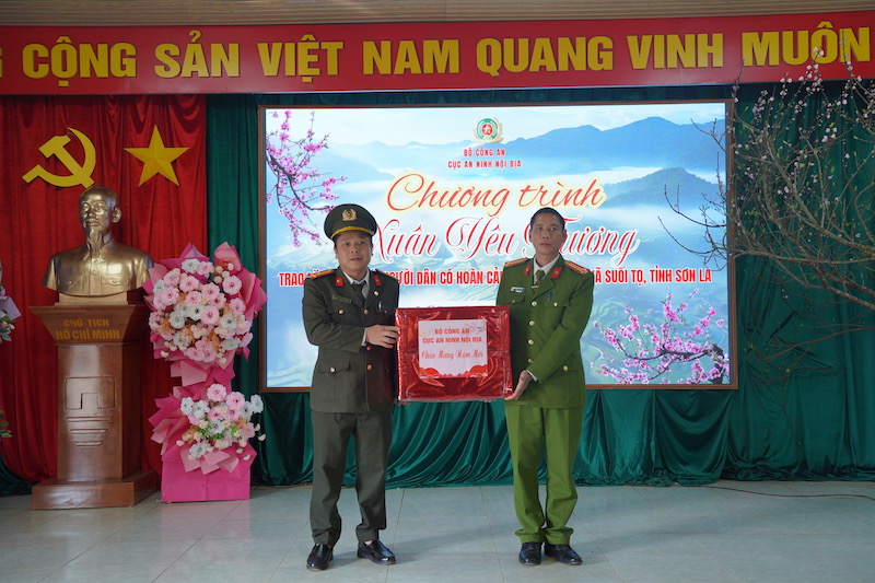 Ngọn lửa sưởi ấm niềm tin gắn với bó với nhân dân -0