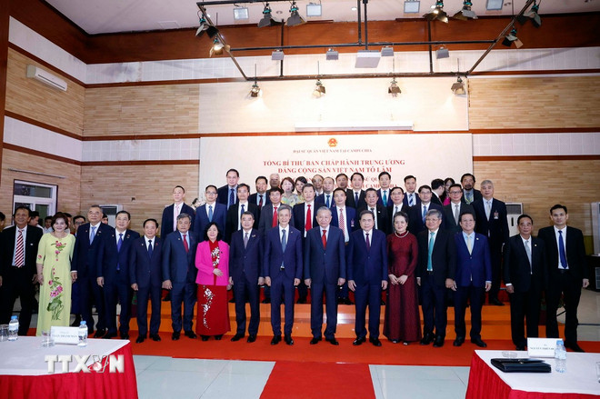 Tổng Bí thư Tô Lâm gặp cán bộ Đại sứ quán và cộng đồng người Việt ở Campuchia -0