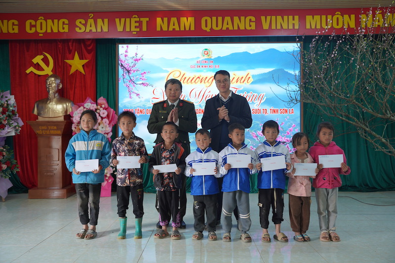 Ngọn lửa sưởi ấm niềm tin gắn với bó với nhân dân -0