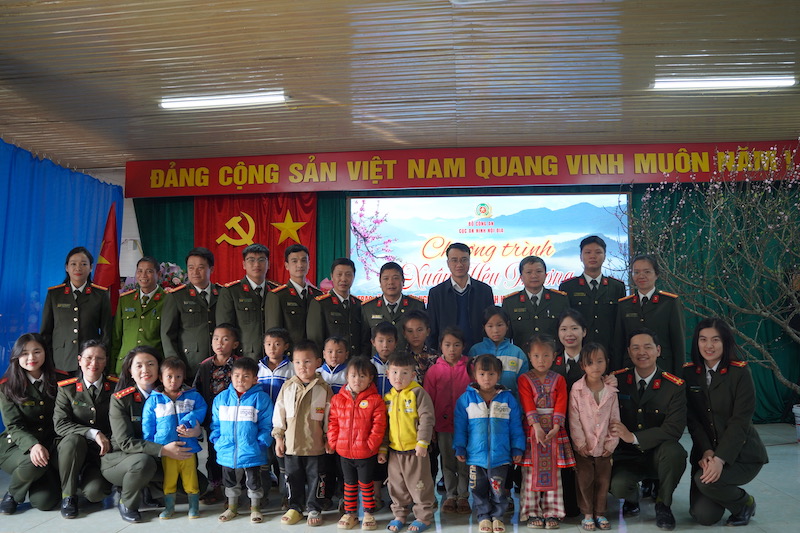 Ngọn lửa sưởi ấm niềm tin gắn với bó với nhân dân -0