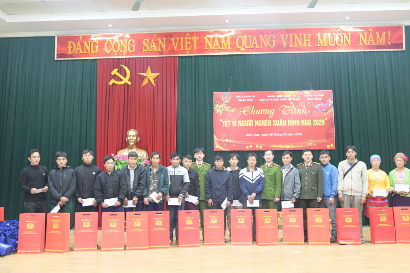 Cục Cảnh sát QLHC về TTXH mang Tết ấm đến bà con vùng khó Bảo Lâm -0