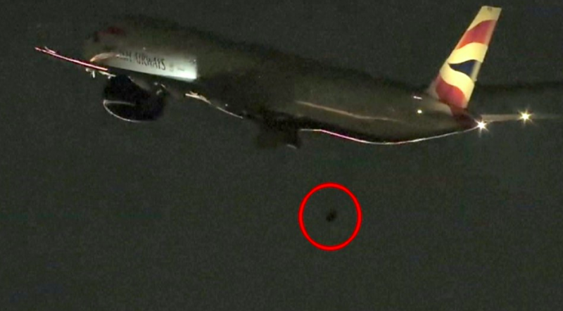 Máy bay rớt bánh -0