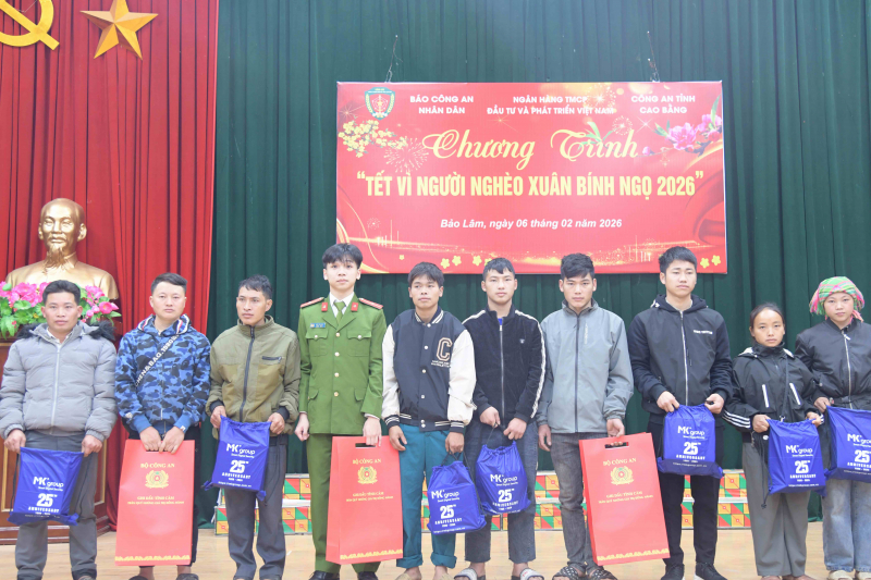 Cục Cảnh sát QLHC về TTXH mang Tết ấm đến bà con vùng khó Bảo Lâm -0