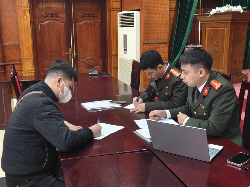 Dán decal quảng cáo cờ bạc trên xe ô tô, 1 trường hợp bị xử lý -0