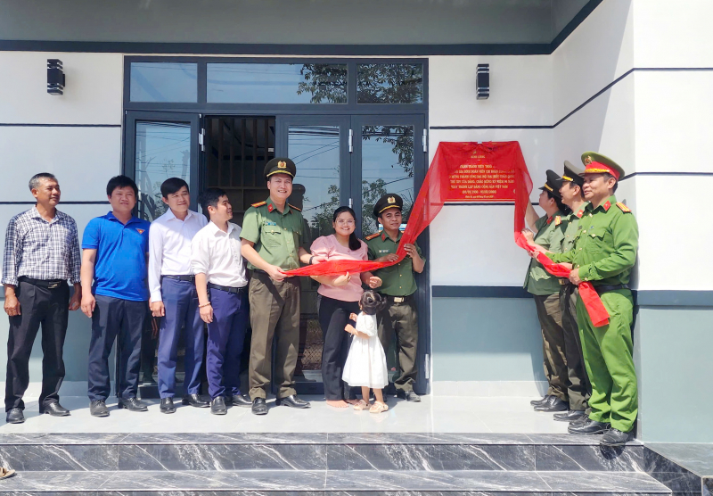 Bàn giao “Ngôi nhà 19/8” cho đoàn viên thanh niên Công an tỉnh Khánh Hòa có hoàn cảnh khó khăn -0