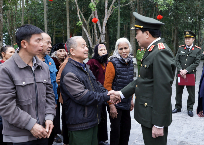 Từ nguồn cội cách mạng đến nghĩa tình với nhân dân -0