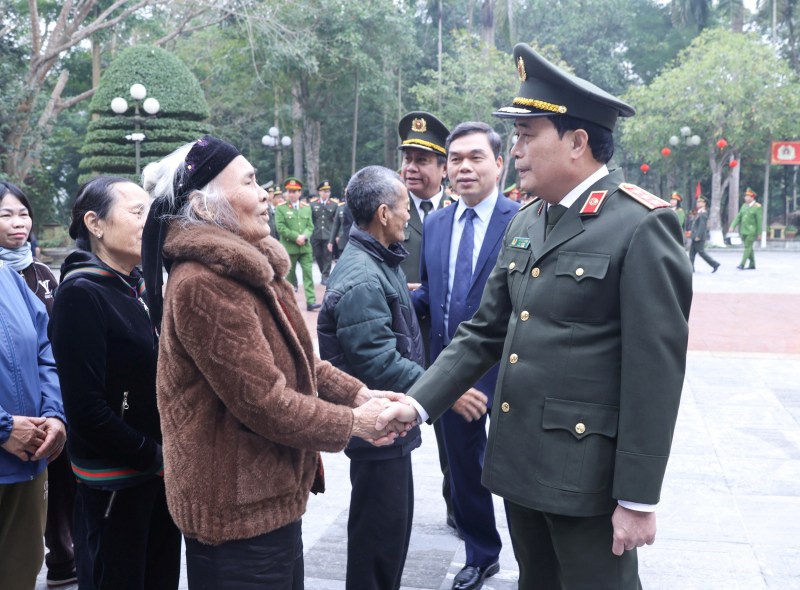 Từ nguồn cội cách mạng đến nghĩa tình với nhân dân -1