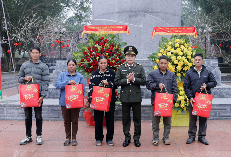 Từ nguồn cội cách mạng đến nghĩa tình với nhân dân -0