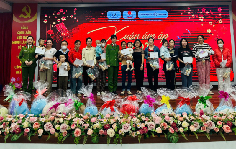 Học viện CSND trao tặng 300 suất quà Tết cho bệnh nhi nội trú Bệnh viện Nhi Hà Nội -0