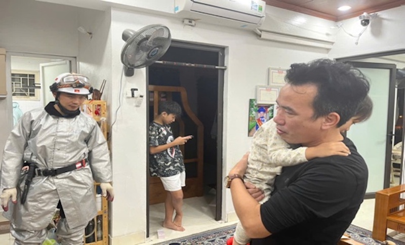 Kịp thời cứu cháu bé 3 tuổi mắc kẹt trong căn nhà  -0
