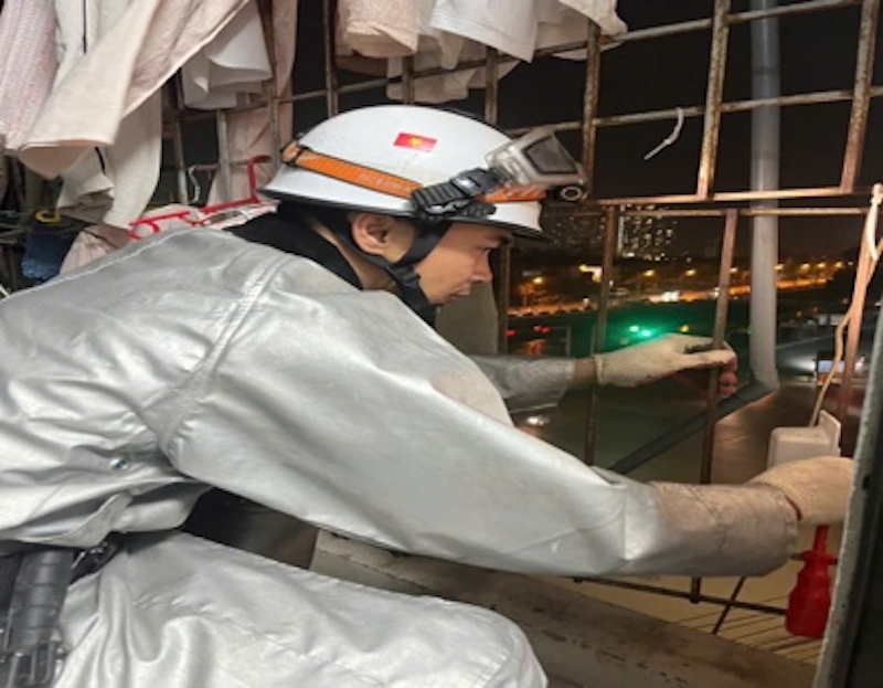 Kịp thời cứu cháu bé 3 tuổi mắc kẹt trong căn nhà  -0