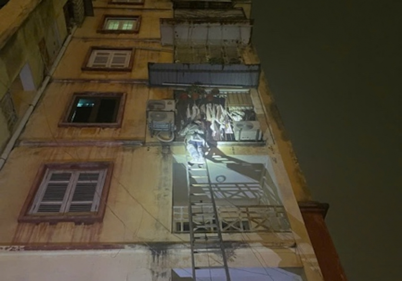 Kịp thời cứu cháu bé 3 tuổi mắc kẹt trong căn nhà  -0