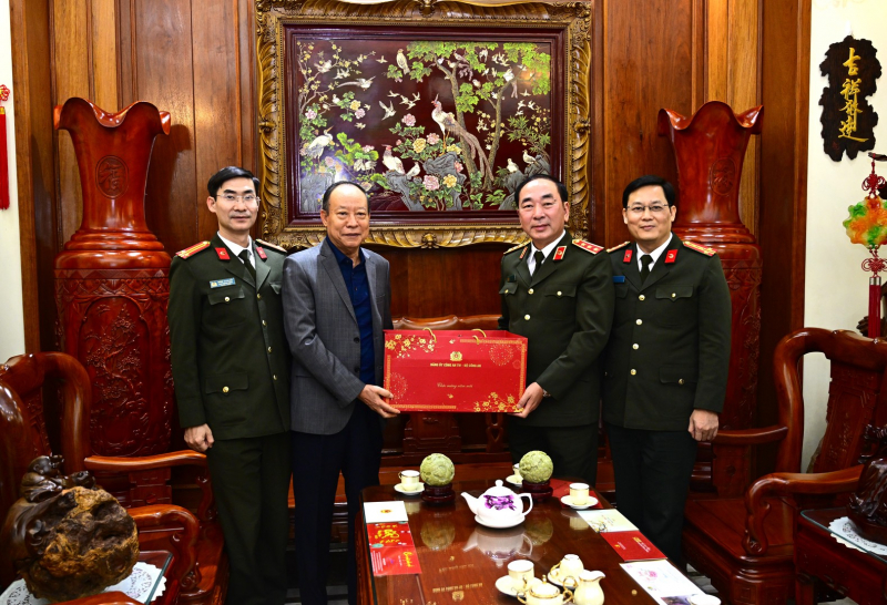 Thứ trưởng Trần Quốc Tỏ thăm, chúc Tết các đồng chí nguyên lãnh đạo Bộ Công an -1