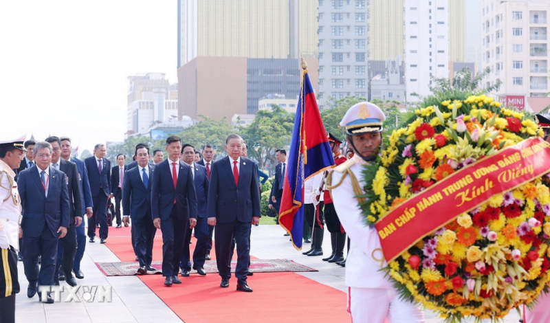 Tổng Bí thư Tô Lâm đặt vòng hoa tại Đài Độc lập, Đài tưởng niệm cố Quốc vương Norodom Sihanouk, Đài Hữu nghị Campuchia-Việt Nam -0