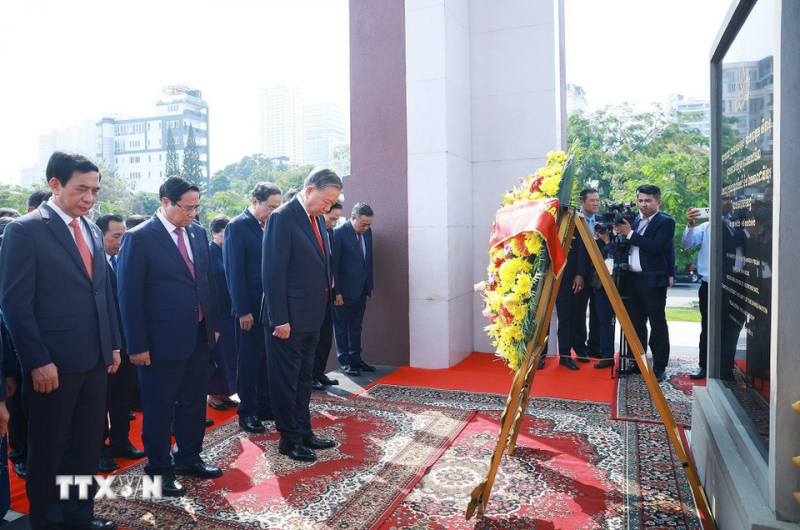 Tổng Bí thư Tô Lâm đặt vòng hoa tại Đài Độc lập, Đài tưởng niệm cố Quốc vương Norodom Sihanouk, Đài Hữu nghị Campuchia-Việt Nam -0