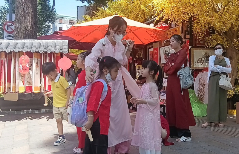 Khách du xuân xin chữ trên phố ông đồ  -2