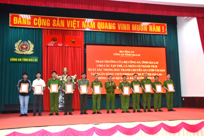 Khen thưởng các lực lượng phá chuyên án, bắt 2 kẻ cướp ngân hàng ở Gia Lai -0