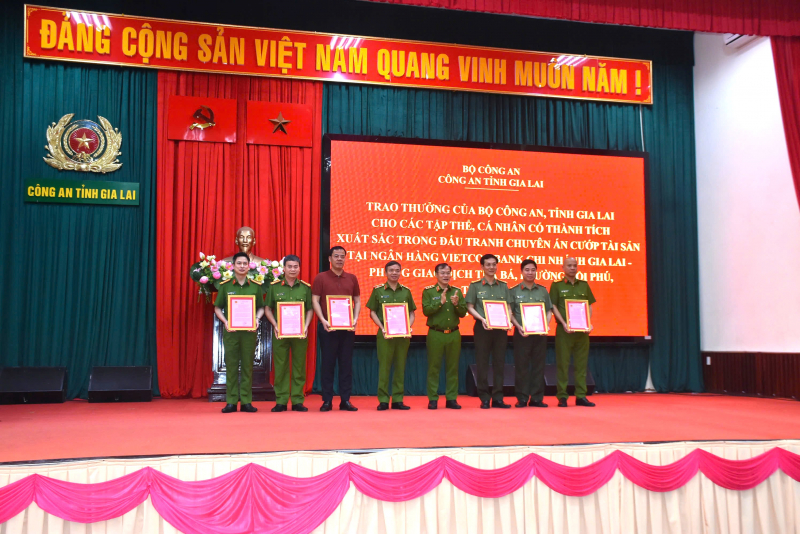 Khen thưởng các lực lượng phá chuyên án, bắt 2 kẻ cướp ngân hàng ở Gia Lai -0