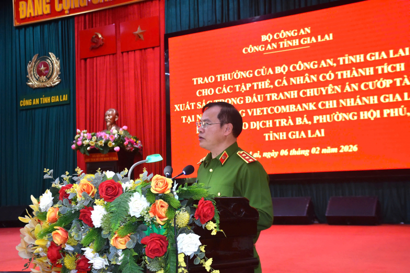 Khen thưởng các lực lượng phá chuyên án, bắt 2 kẻ cướp ngân hàng ở Gia Lai -0