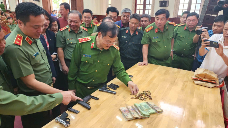 Khen thưởng các lực lượng phá chuyên án, bắt 2 kẻ cướp ngân hàng ở Gia Lai -0