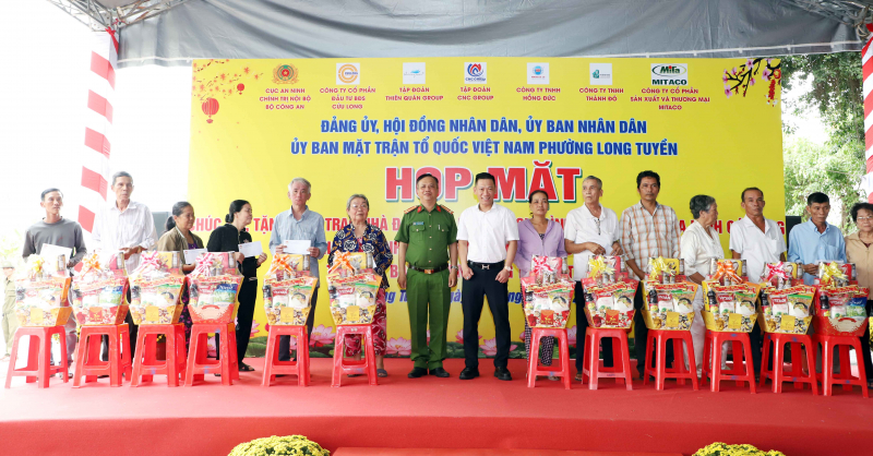 Cục An ninh chính trị nội bộ trao quà Tết tặng người dân khó khăn ở TP Cần Thơ -0