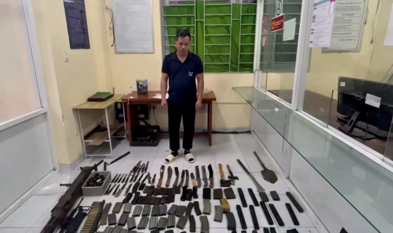 Bắt giam đối tượng tàng trữ, mua bán trái phép vũ khí quân dụng số lượng lớn -0