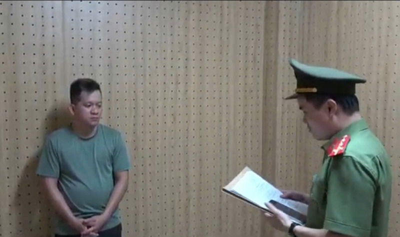 Bắt giam đối tượng tàng trữ, mua bán trái phép vũ khí quân dụng số lượng lớn -2