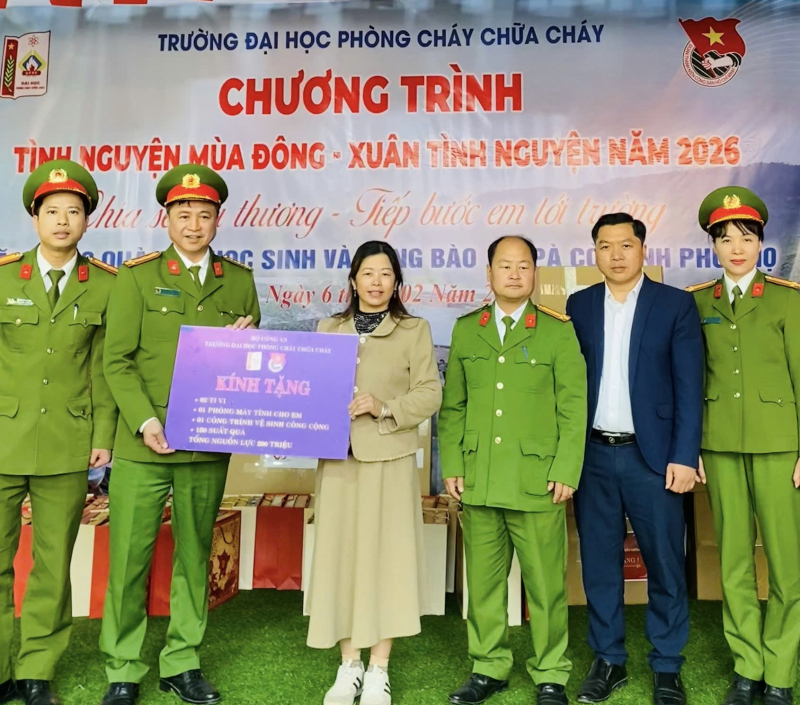 Trường Đại học PCCC mang Xuân ấm yêu thương về với học sinh nghèo tại Phú Thọ -0