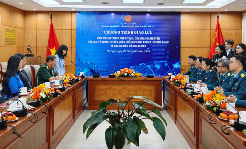 Cuộc gặp gỡ truyền cảm hứng giữa hai thế hệ người Việt Nam chinh phục vũ trụ -0