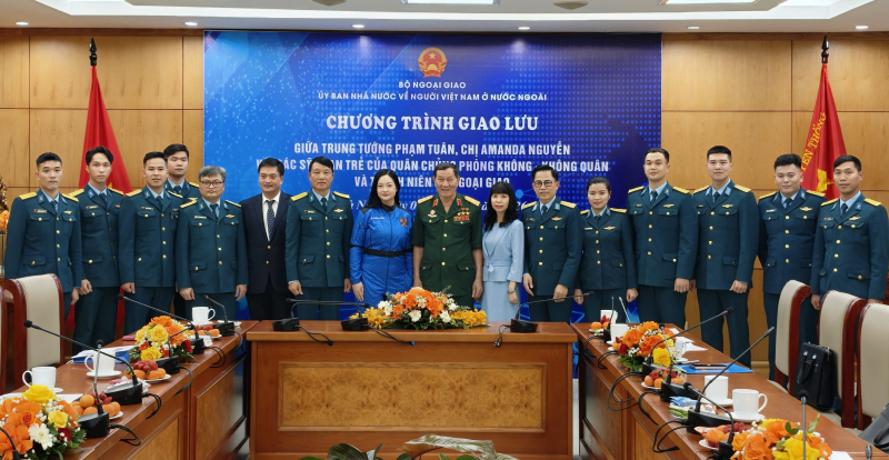 Cuộc gặp gỡ truyền cảm hứng giữa hai thế hệ người Việt Nam chinh phục vũ trụ -0